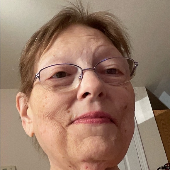 Meet your Posher, Evelyn - Picture 2 of 3